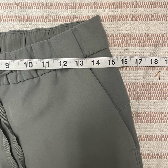| Lululemon | On The Fly Crop *Woven 23. Size 6. - Picture 12 of 13